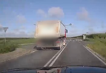 Szokujący manewr ciężarówki w powiecie nakielskim. Kierowca mógł doprowadzić do tragedii