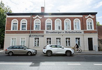 Napisy, które rozgrzały debatę. Kontrowersje wokół odnowionej kamienicy w Bydgoszczy