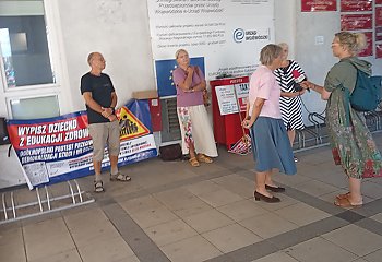 Protesty w sprawie nowego przedmiotu w szkołach. Rodzice pod kuratorium