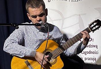Niewidomy artysta w Światłowni: Roland Świstek czaruje głosem już w piątek!