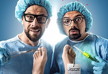 Kabaret Paranienormalni z nowym show w Bydgoszczy: Ostre Cięcie zapewnia eksplozję śmiechu