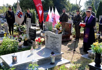 Bydgoszcz uhonorowała bohatera: Grób dr. Michała Grobelskiego zyskał symbol „Tobie Polsko”