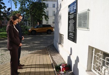 Pamięć o bohaterach Polskiego Państwa Podziemnego w Bydgoszczy – kto złożył kwiaty pod tablicą?