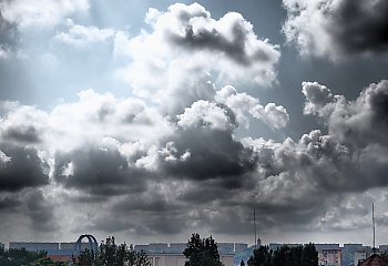 Chmury i umiarkowany wiatr, bez większych opadów [POGODA]