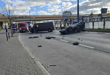 Dachowanie na ul. Jagiellońskiej - zderzenie osobówki z furgonem paraliżuje ruch