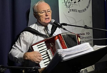 Bydgoska Światłownia zaprasza na patriotyczne śpiewanie z Leszkiem Basińskim!