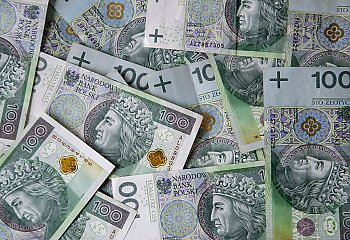 654,48 zł miesięcznie dla sieroty – czy wiesz, komu się należy?