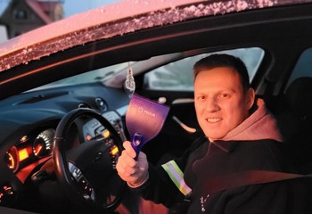 Policjanci ze Świecia rozdają zimowe prezenty kierowcom!