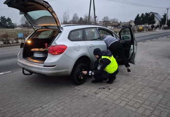 Policjanci ratują podróżnych na kolei i drodze – operacja „TOR” w akcji!