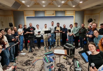 Muzyczne spotkanie z pasją: Bydgoscy studenci nagrywają pieśni pasyjne