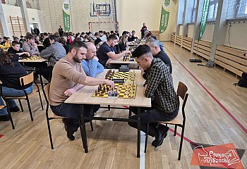 Szachowe zmagania w Ugoszczu: emocje, nagrody i słodkości!