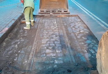 Niezwykłe odkrycie na ul. Kordeckiego: stare tory tramwajowe ujrzały światło dzienne!