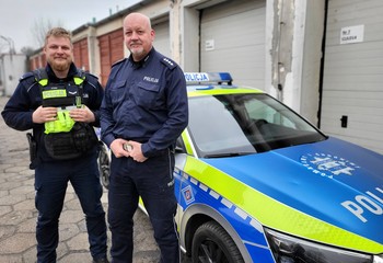 Policjanci z Świecia ratowali kierowcę z rowu! Kierowca podziękował