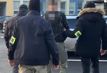 Dramatyczny finał na Bydgoskim Przedmieściu – 55-latek z maczetami zaatakował policjantów!