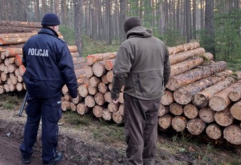 Fordoński dzielnicowy walczy o czysty las – razem ze Strażą Leśną!