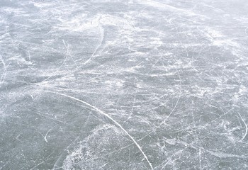 Dramatyczne chwile na Kanale Bydgoskim: lód załamał się pod dziećmi!