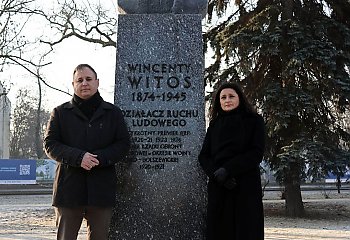 151. urodziny Wincentego Witosa uczczone w Bydgoszczy! Pod pomnikiem jednego z ojców Niepodległości pojawiły się kwiaty
