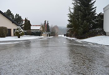 Lodowisko zamiast czarnej jezdni. Czy drogowcy zapomnieli o mieszkańcach Miedzynia i Prądów? 
