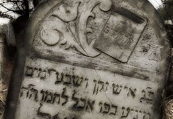 Niekończąca się lista imion i odłamki mogił. Dziś obchodzimy Międzynarodowy Dzień Pamięci o Ofiarach Holokaustu