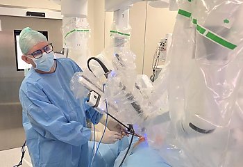 Dwa precyzyjne cięcia zamiast pięciu. Pierwsza taka operacja w regionie, a może i w całej Polsce!