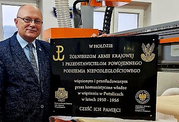 Tablica Pamięci Żołnierzy Armii Krajowej zawiśnie na murze więzienia w Potulicach