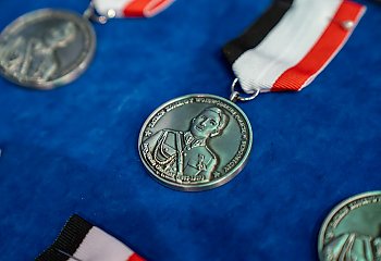 Listy gratulacyjne, odznaczenia i podziękowania. W Kujawsko-Pomorskim Urzędzie Wojewódzkim doceniono pracowników cywilnych Policji