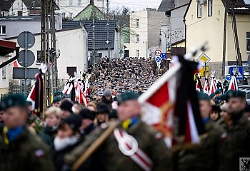 Salwa  honorowa, sztandary i morze wojska. Mieszkańcy regionu pożegnali ś.p. gen. Piotra Wagnera. 