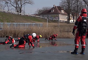 Niebezpieczeństwo na lodzie. Policjanci z regionu ćwiczyli ratownictwo wodne w warunkach zimowych