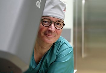 Doświadczenie na miarę 1000 operacji! Prof. Tomasz Drewa ze Szpitala Jurasza wykonał jubileuszowy zabieg