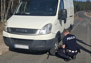 Policyjny duet bohaterów ratuje kierowcę na autostradzie!