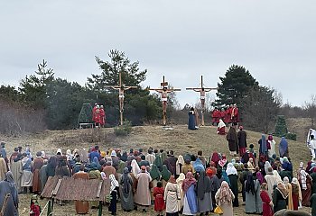 25 lat wspólnej drogi... przez historię zbawienia. W Fordońskiej Dolinie Śmierci odbyło się jubileuszowe Misterium Męki Pańskiej