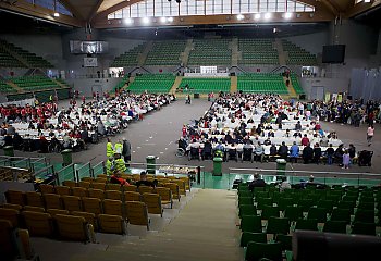 1200 talerzy, paczek i błogosławieństw. Na bydgoskiej „Łuczniczce” odbył się wielkanocny posiłek dla potrzebujących [FOTO, WIDEO]