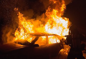 Nocny pożar samochodu przy ul. Czerkaskiej w Bydgoszczy