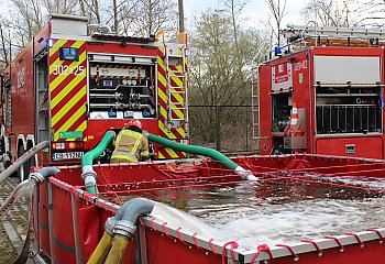 Duży pożar w Bydgoszczy. Paliły się butle z gazem technicznym