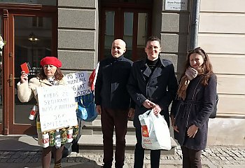 Jak nie utonąć w śmieciach? Konfederacja bije na alarm... i przynosi butelki pod biuro polityka