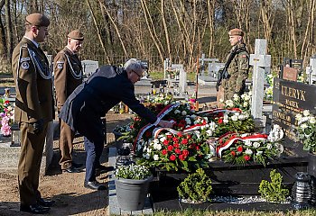  Kwiaty i pamięć na lokalnych cmentarzach. Region oddaje hołd ofiarom katastrofy smoleńskiej