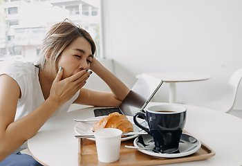 Senność po jedzeniu, napadowa chęć na słodycze i uczucie głód - jak sobie z tym poradzić?