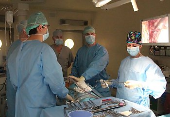 Operacja na dwóch frontach. Bydgoscy lekarze postawili na  odważne rozwiązanie