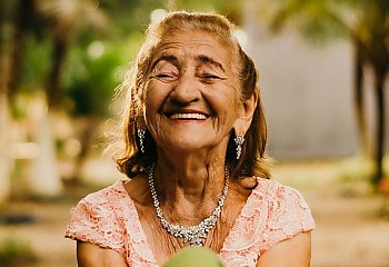 Blisko 7 tys. zł za 100 lat życia. Co zrobić, by otrzymać świadczenie honorowe?