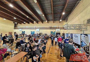 Królewska gra rządzi w Grudziądzu. 121 młodych szachistów przy planszach