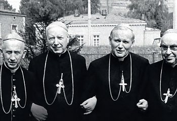 [MIĘDZY WIERSZAMI] Jak Kościół ograł PRL? Książka prof. Rafała Łatki pokazuje kulisy wielkiej gry Episkopatu z komunistami