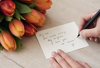 Kwiaty przez internet z personalizowanym bilecikiem – jak dodać osobisty akcent do zamówienia?