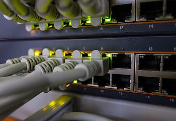 W jaki sposób zlokalizować awarię w rozbudowanych instalacjach miedzianych i światłowodowych?