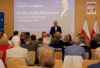 Wielka misja dla pokoleń. Profesor Krzysztof Szwagrzyk opowiadał w Bydgoszczy o ekshumacjach bohaterów