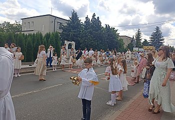 „Oto Ja jestem z wami przez wszystkie dni, aż do skończenia świata". Ulicami miast przeszły dziś procesje Bożego Ciała