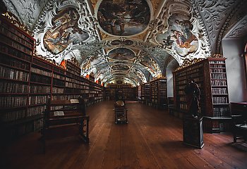[OKIEM TYGODNIKA] O kropkach, przecinkach i okładkach – czyli biblioteka zamknięta