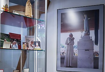 Codzienne przedmioty i osobiste pamiątki. Klub Inteligencji Katolickiej zaprasza na wyjątkową wystawę o czterech papieżach 