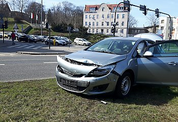 Zderzenie dwóch samochodów osobowych na Placu Poznańskim. 