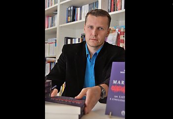 [MIĘDZY WIERSZAMI] Czy marksizm wrócił do szkoły? Wideofelieton o książce Dariusza Rozwadowskiego