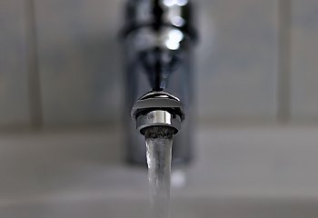 Ołów w wodzie w gminie Osielsko. Sanepid: najnowsze próbki są w normie, ale postępowanie trwa